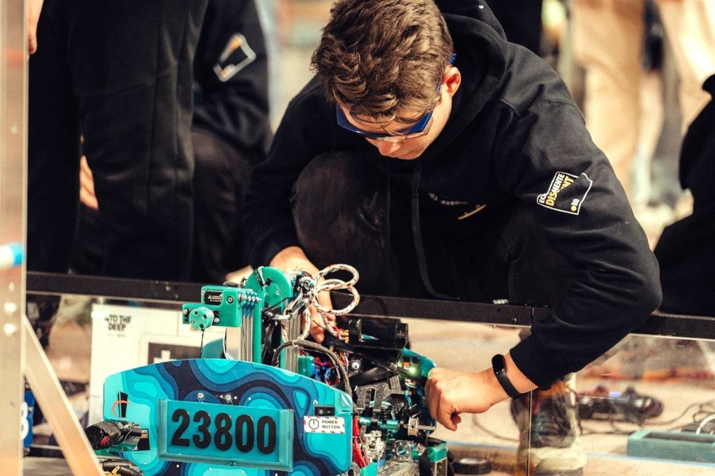 Robozzi #23800: Elevii care au impresionat la FTC. Sprijină-i să performeze în continuare