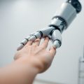 robot medical asistând pacient, tehnologie viitoare