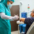 Vaccinare într-un mediu medical profesionist.