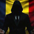 Figura în umbră pe fundalul steagului României.
