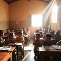 Copii zâmbitori în clasă rurală