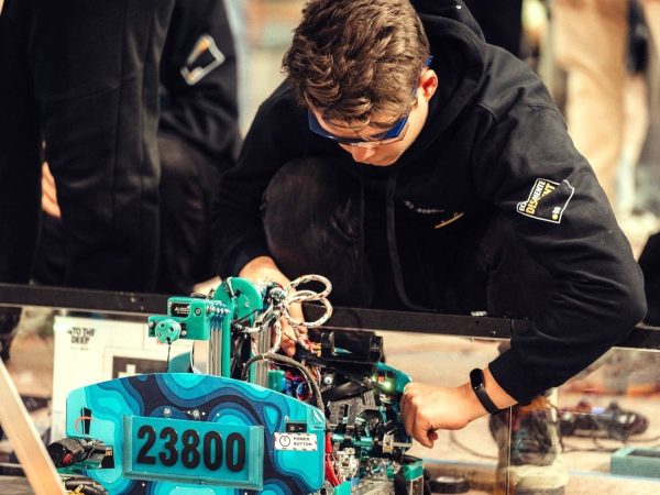 Robozzi #23800: Elevii care au impresionat la FTC. Sprijină-i să performeze în continuare